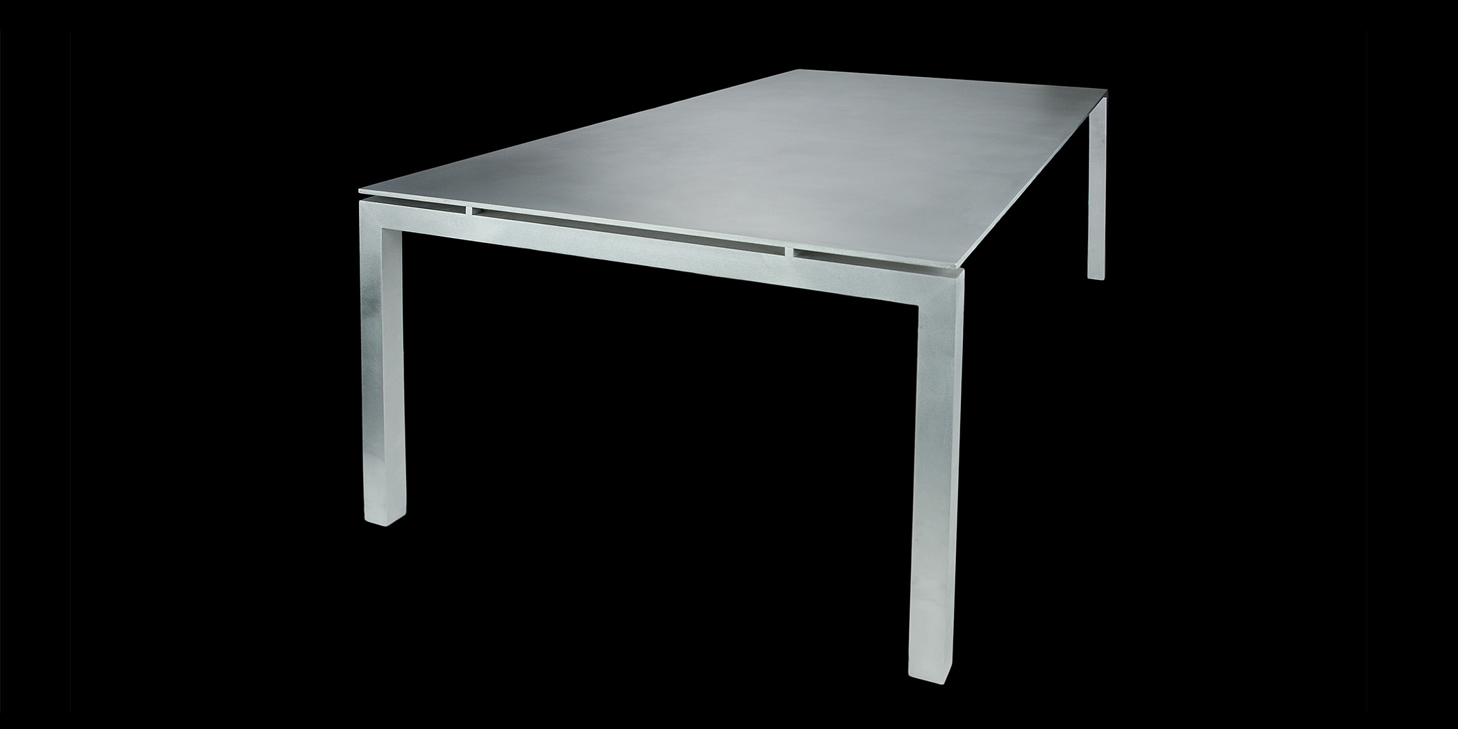 無垢のアルミ天板が圧倒的な存在感を醸し出す美しいテーブル。